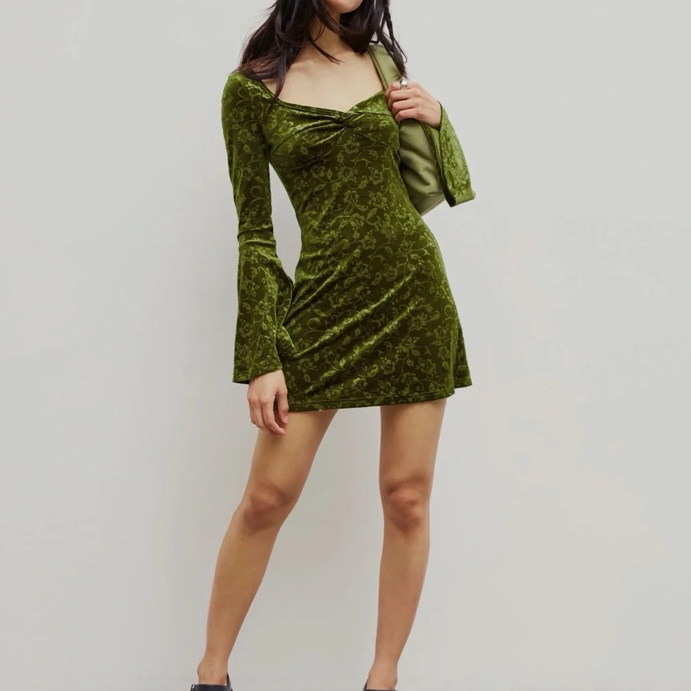 Cider Velvet Sweetheart Twist Floral Bell
Sleeve Mini Dress - Picture 4 of 11